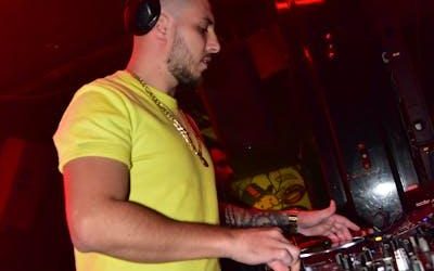 Understanding Guitar Intervals: Exploring Notes from Unison to Octaves